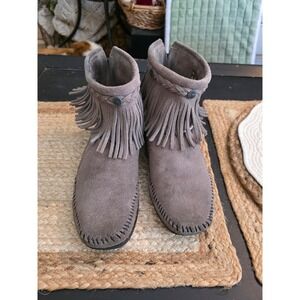Minnetonka 291T Back Zip Fringe Booties Suede Moccasin Taupe Womens 9